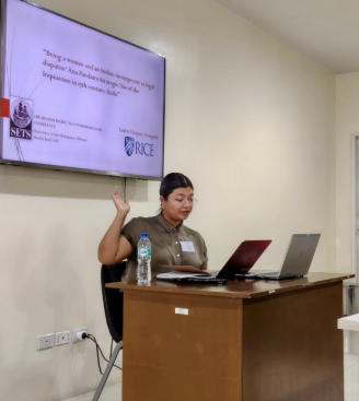 Laura Vázquez Arreguín presenting at the SETS Conference